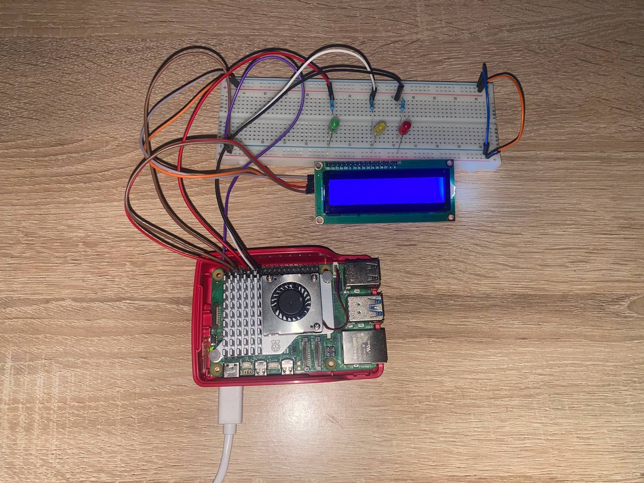 Raspberry Pi Traffic Light with LCD Display – Beginner Project